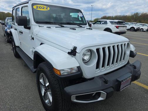 Bright White Clearcoat 2022 Jeep Wrangler Unlimited Sahara
