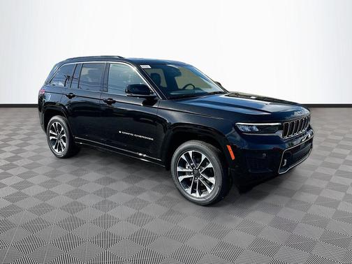 Diamond Black Crystal Pearlcoat 2025 Jeep Grand Cherokee Overland