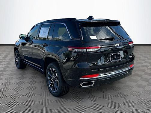 Diamond Black Crystal Pearlcoat 2025 Jeep Grand Cherokee Overland