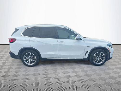 Alpine White 2023 BMW X5 PHEV xDrive45e
