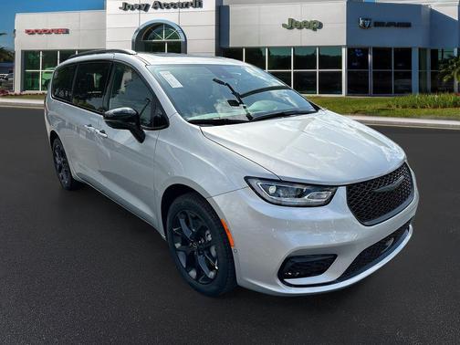 Silver Mist Clearcoat 2026 Chrysler Pacifica Limited