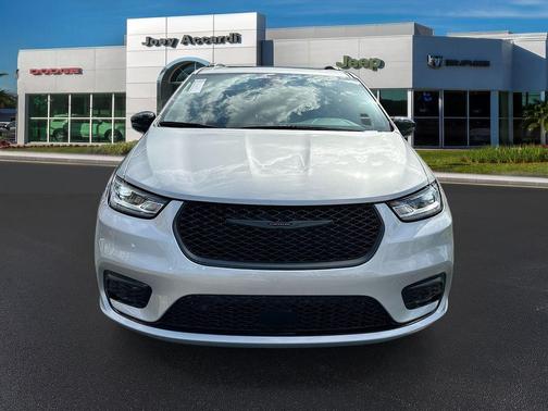 Silver Mist Clearcoat 2026 Chrysler Pacifica Limited