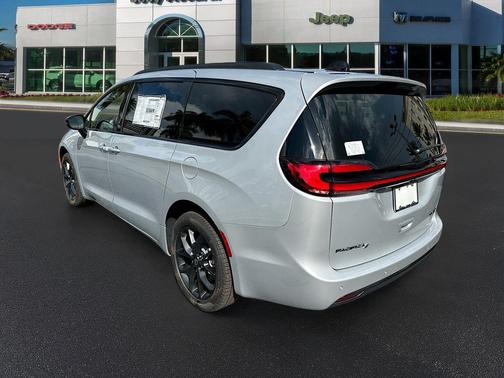 Silver Mist Clearcoat 2026 Chrysler Pacifica Limited