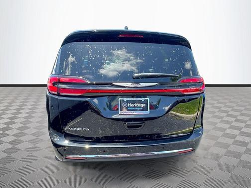Diamond Black Crystal Pearlcoat 2026 Chrysler Pacifica L