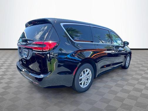 Diamond Black Crystal Pearlcoat 2026 Chrysler Pacifica L