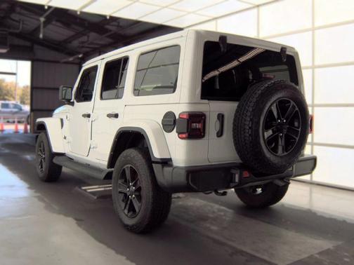 Bright White Clearcoat 2022 Jeep Wrangler Unlimited Sahara