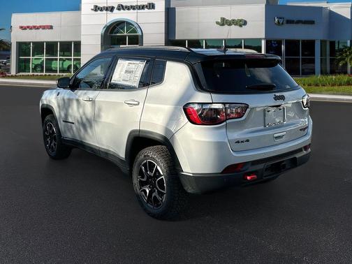 Silver Zynith Metallic Clearcoat 2026 Jeep Compass Trailhawk