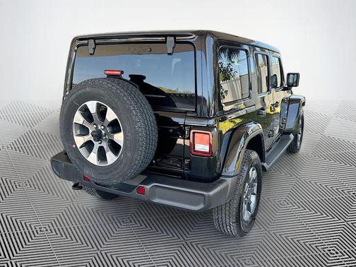 Black Clearcoat 2022 Jeep Wrangler Unlimited Sahara