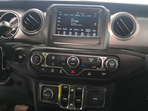 Bright White Clearcoat 2022 Jeep Gladiator Sport S