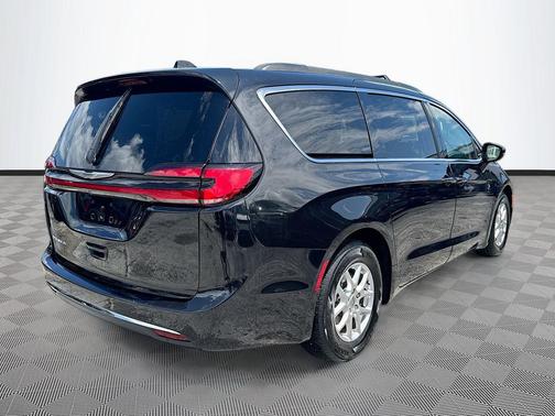 Brilliant Black Crystal Pearlcoat 2022 Chrysler Pacifica Touring L