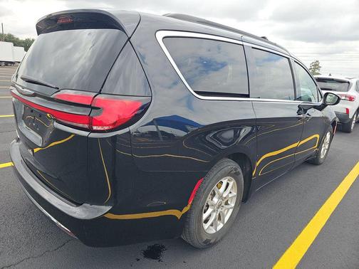Brilliant Black Crystal Pearlcoat 2022 Chrysler Pacifica Touring L