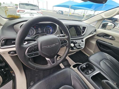 Brilliant Black Crystal Pearlcoat 2022 Chrysler Pacifica Touring L