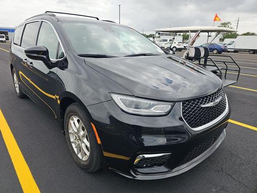Brilliant Black Crystal Pearlcoat 2022 Chrysler Pacifica Touring L