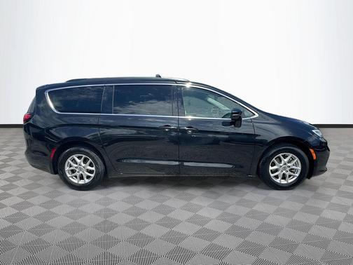 Brilliant Black Crystal Pearlcoat 2022 Chrysler Pacifica Touring L
