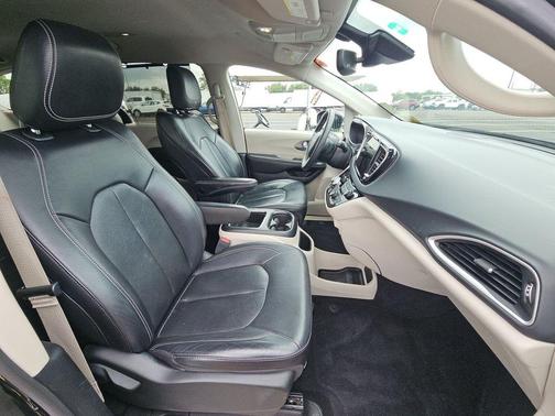 Brilliant Black Crystal Pearlcoat 2022 Chrysler Pacifica Touring L
