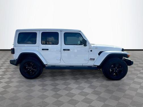 Bright White Clearcoat 2022 Jeep Wrangler Unlimited Sahara