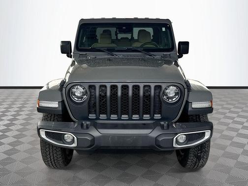 Sting-Gray Clearcoat 2022 Jeep Gladiator Overland