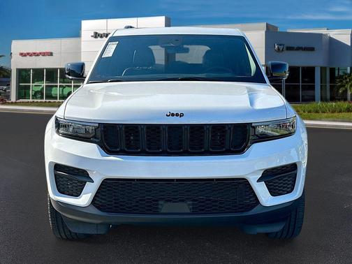 Bright White Clearcoat 2025 Jeep Grand Cherokee Altitude
