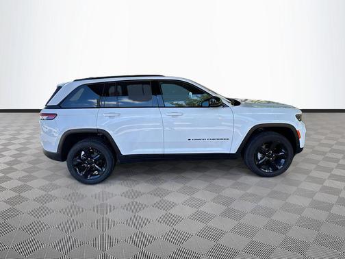 Bright White Clearcoat 2025 Jeep Grand Cherokee Altitude