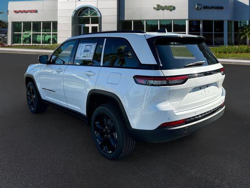 Bright White Clearcoat 2025 Jeep Grand Cherokee Altitude