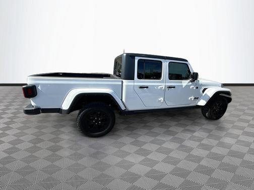 Bright White Clearcoat 2021 Jeep Gladiator Willys 4x4