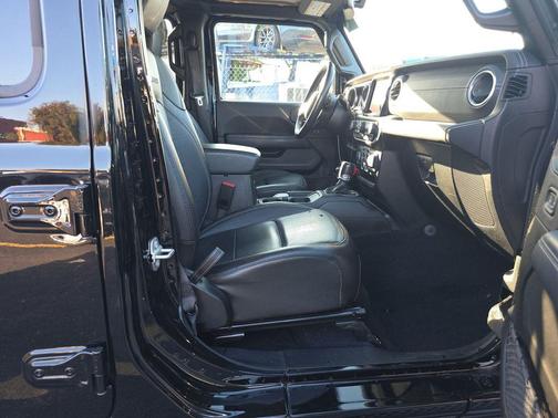 Black Clearcoat 2021 Jeep Gladiator Overland