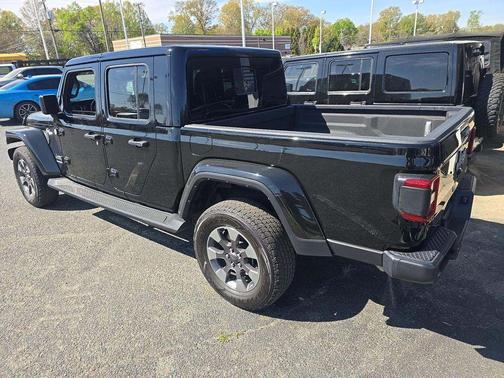 Black Clearcoat 2022 Jeep Gladiator Overland