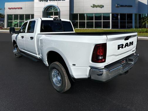 Bright White Clearcoat 2026 RAM 3500 Tradesman Crew Cab 4x4 8' Box