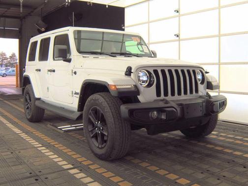 Bright White Clearcoat 2022 Jeep Wrangler Unlimited Sahara