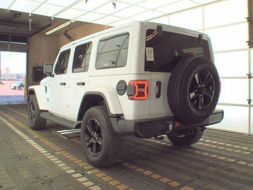 Bright White Clearcoat 2022 Jeep Wrangler Unlimited Sahara