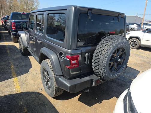 Granite Crystal Metallic Clearcoat 2022 Jeep Wrangler Willys