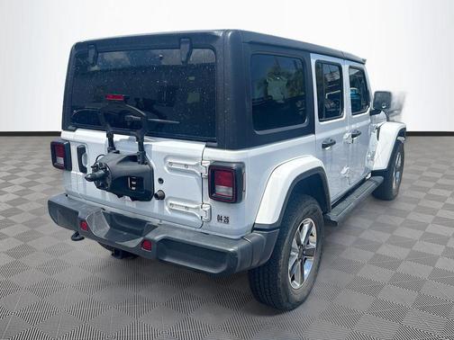 Bright White Clearcoat 2022 Jeep Wrangler Unlimited Sahara