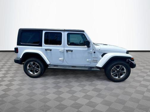 Bright White Clearcoat 2022 Jeep Wrangler Unlimited Sahara