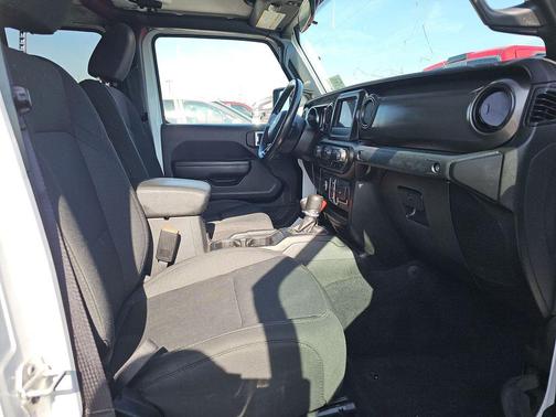 Bright White Clearcoat 2022 Jeep Gladiator Willys 4x4