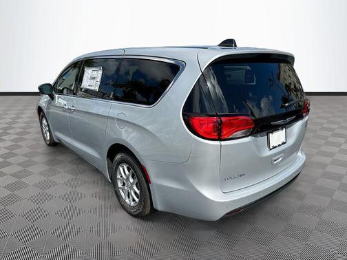 Silver Mist Clearcoat 2026 Chrysler Voyager LX