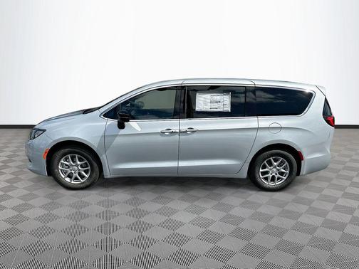 Silver Mist Clearcoat 2026 Chrysler Voyager LX