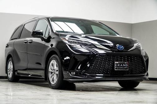 2023 Toyota Sienna XSE 7 Passenger