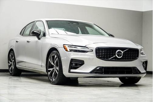 2024 Volvo S60 B5 Plus Dark Theme