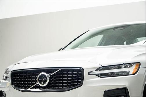 2024 Volvo S60 B5 Plus Dark Theme