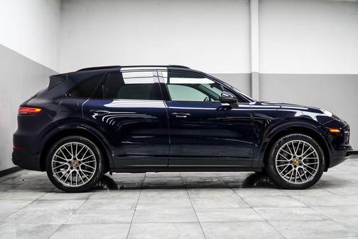 Moonlight Blue Metallic 2023 Porsche Cayenne Platinum Edition