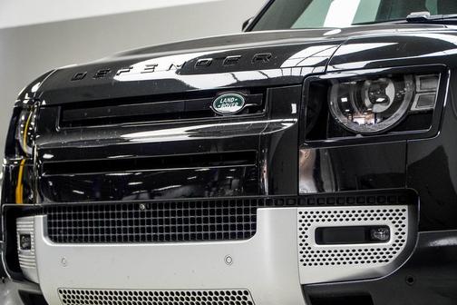 2025 Land Rover Defender 110 P300