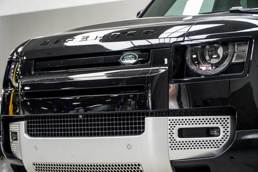 2025 Land Rover Defender 110 P300