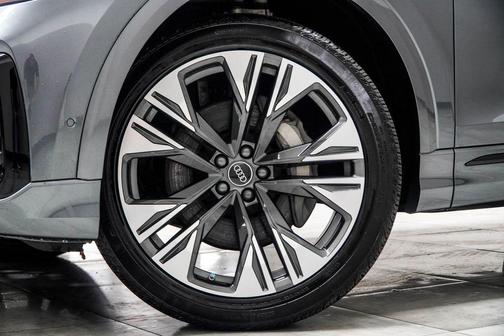 Daytona Gray Pearl Effect 2025 Audi Q8 55 Premium Plus