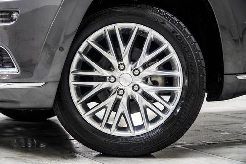 Granite Crystal Metallic Clearcoat 2017 Jeep Grand Cherokee Summit