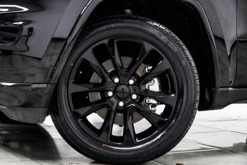 Diamond Black Crystal Pearlcoat 2021 Jeep Grand Cherokee Laredo