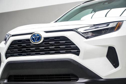Ice Cap 2024 Toyota RAV4 Hybrid XLE