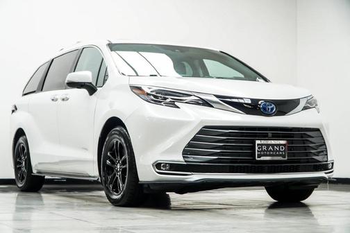 Pearl 2024 Toyota Sienna Platinum