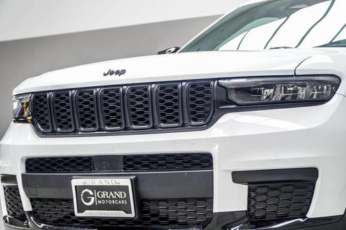 Bright White Clearcoat 2022 Jeep Grand Cherokee L Altitude