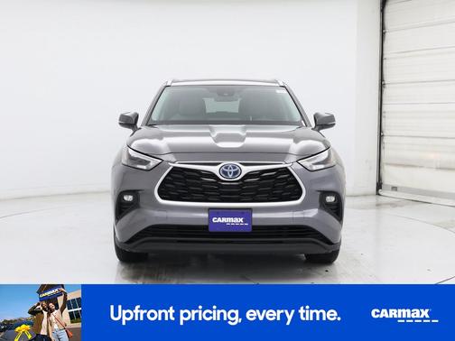 Gray 2022 Toyota Highlander Hybrid XLE