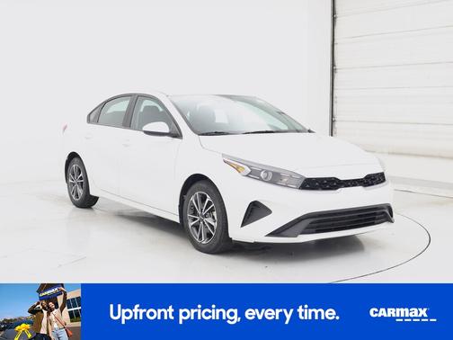White 2023 Kia Forte LXS